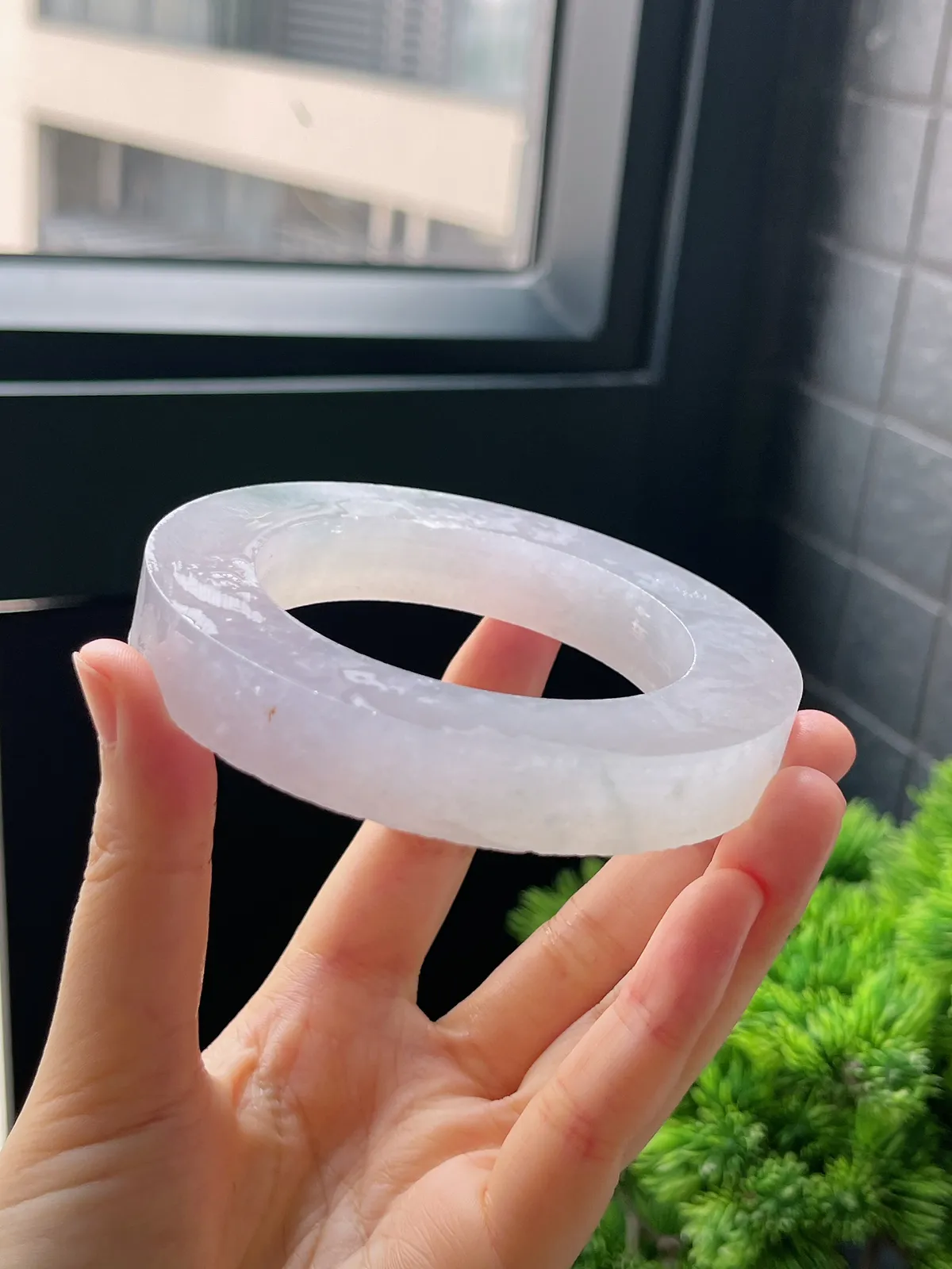 翡翠冰糯种淡绿色毛胚，⭕️正圈最大做69，圆条最小做65，最小做57.3