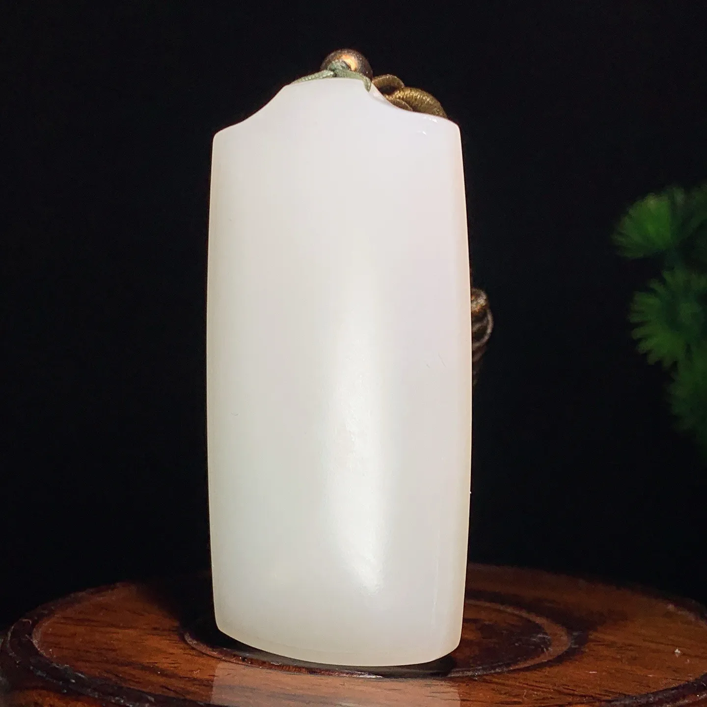 和田玉羊脂白玉平安无事牌挂件。尺寸64/32/9重47.5克。玉质细腻油润。手推出油。佩戴高端典雅。