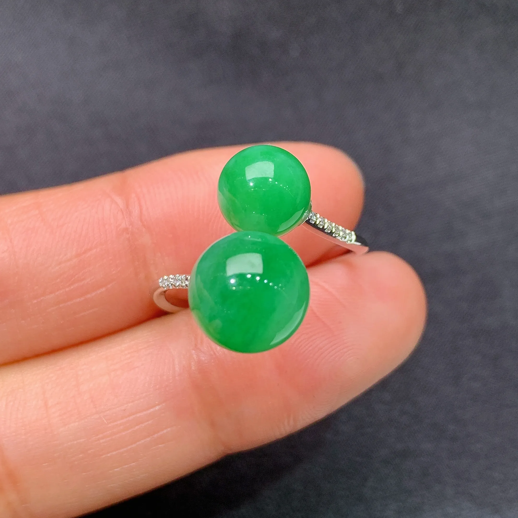 冰阳绿圆珠戒指，18k金镶嵌，简约时尚，冰润色阳，种水足Hl 圈口16 整体尺寸9.2