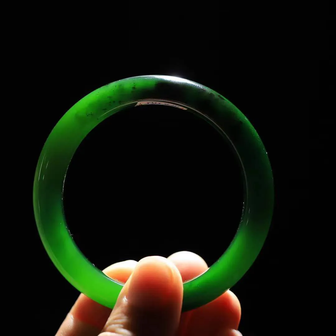 【婉约佳人.手镯】

臻品️和田玉碧玉手镯 玉质温润细腻 油性十足 手感舒适，高华雅逸，线条流畅，简约大气，美自天成，素雅高贵。佩戴于腕间，婉约之美，举手投足间透出那份低调奢华。重56克 内径54.5mm尺寸13.2-8.7mm 56302278YY