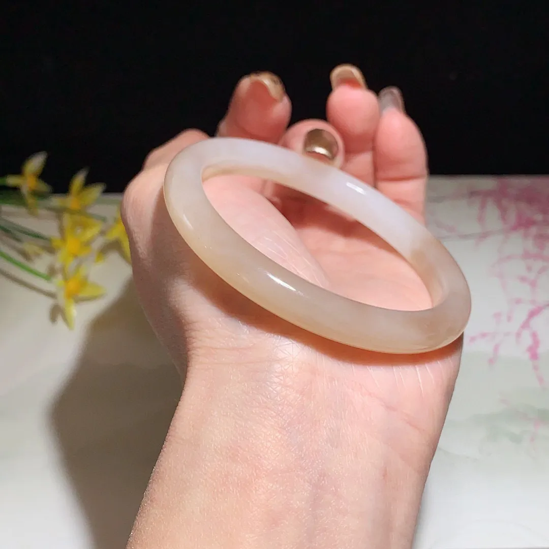 和田玉57.5圈口浓藕粉色手镯，玉质细腻油润 底色纯净 无裂无杂 脂粉好，品质好！