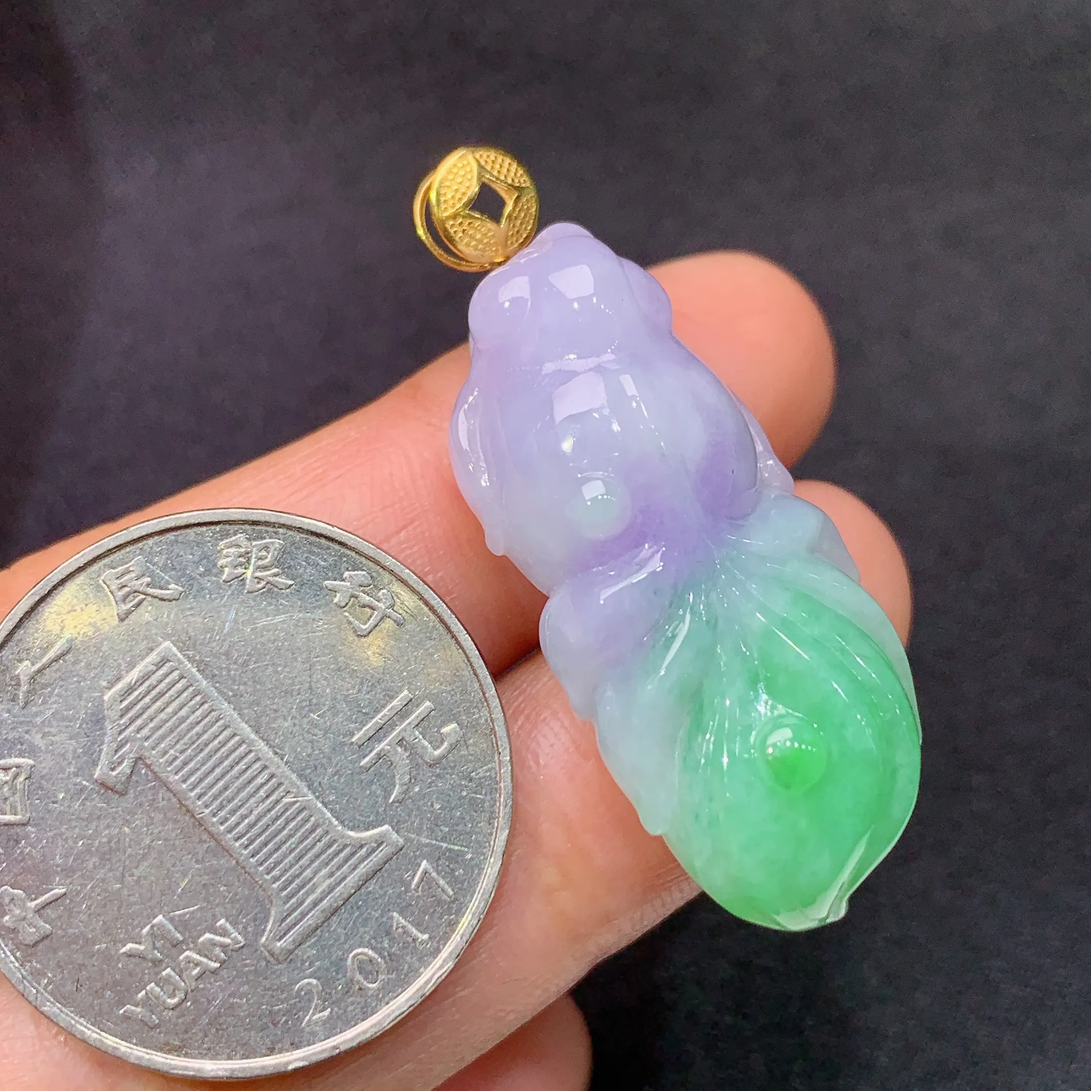 冰紫飘绿金鱼吊坠，18k金镶嵌，冰润鲜艳，玉质细腻，种水足，整体尺寸38.9*15*10.3