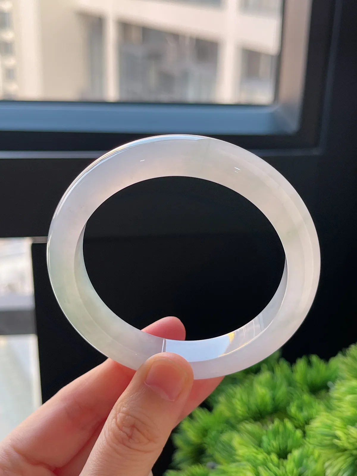 正圈56.8圈口，翡翠冰糯种淡绿色手镯