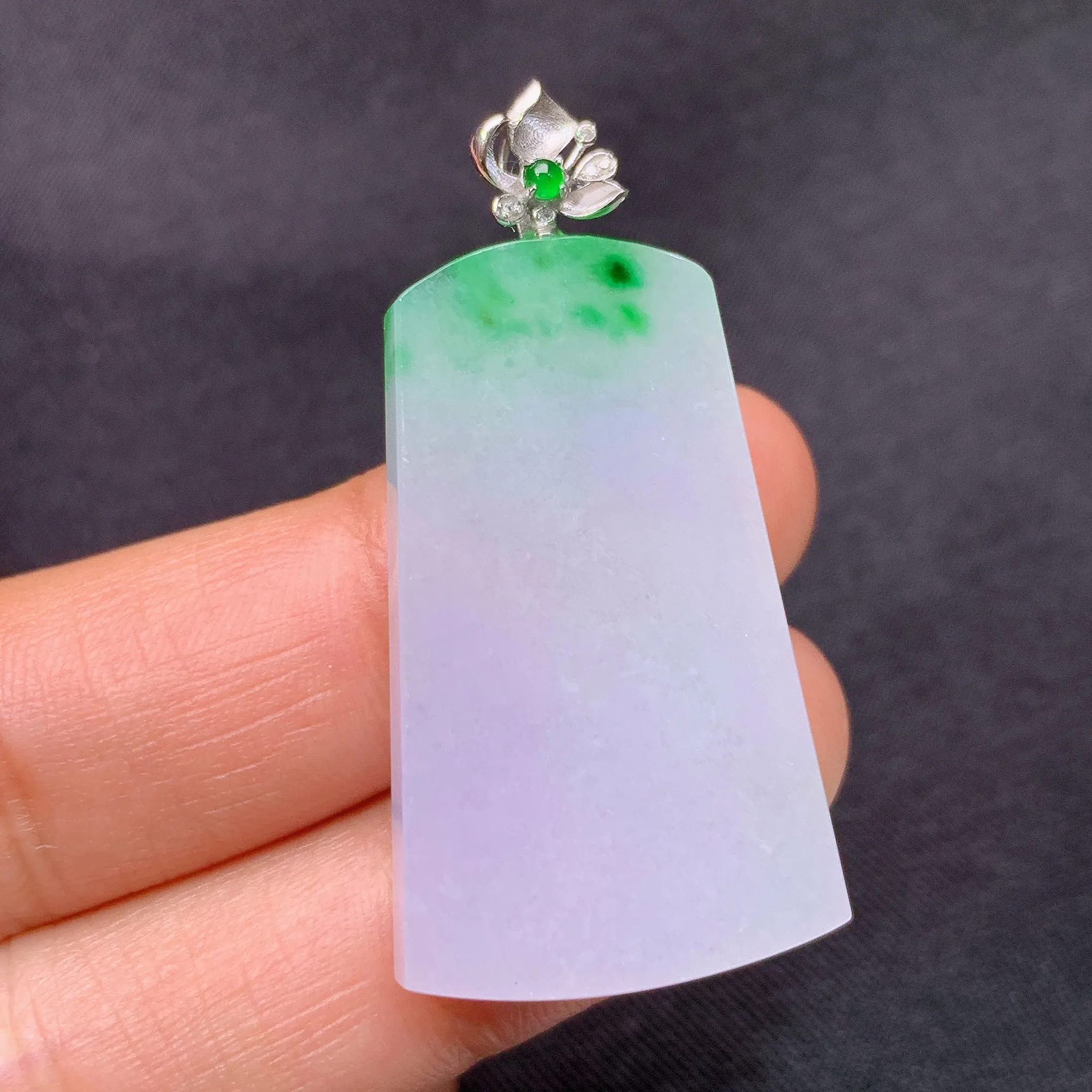 冰飘绿无事牌吊坠，18k金镶嵌，冰润细腻，种水足，整体尺寸41*20.7*3.8