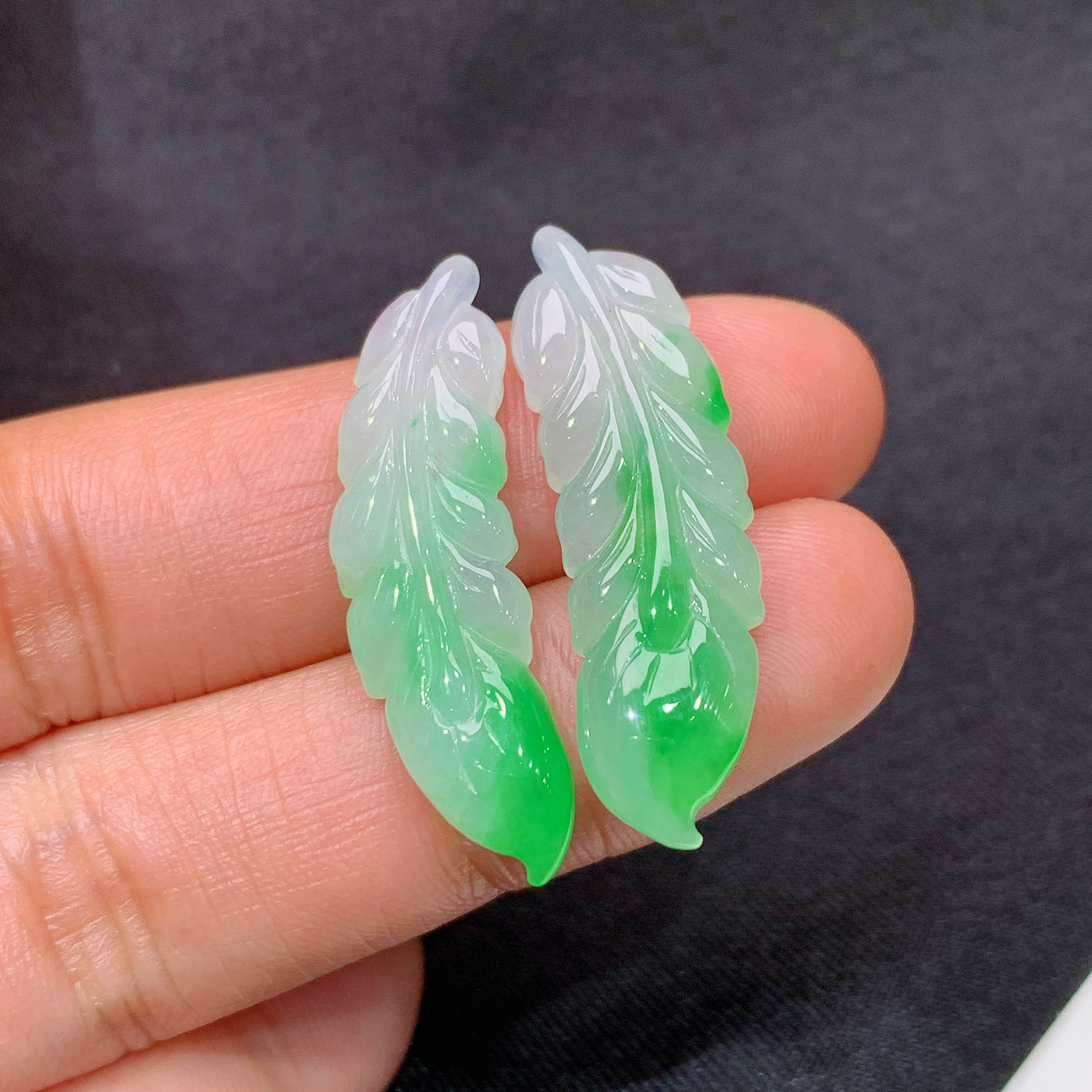 冰飘绿树叶一对，镶嵌佳品，冰润色阳，种水足，整体尺寸30.4*9.1*3.7