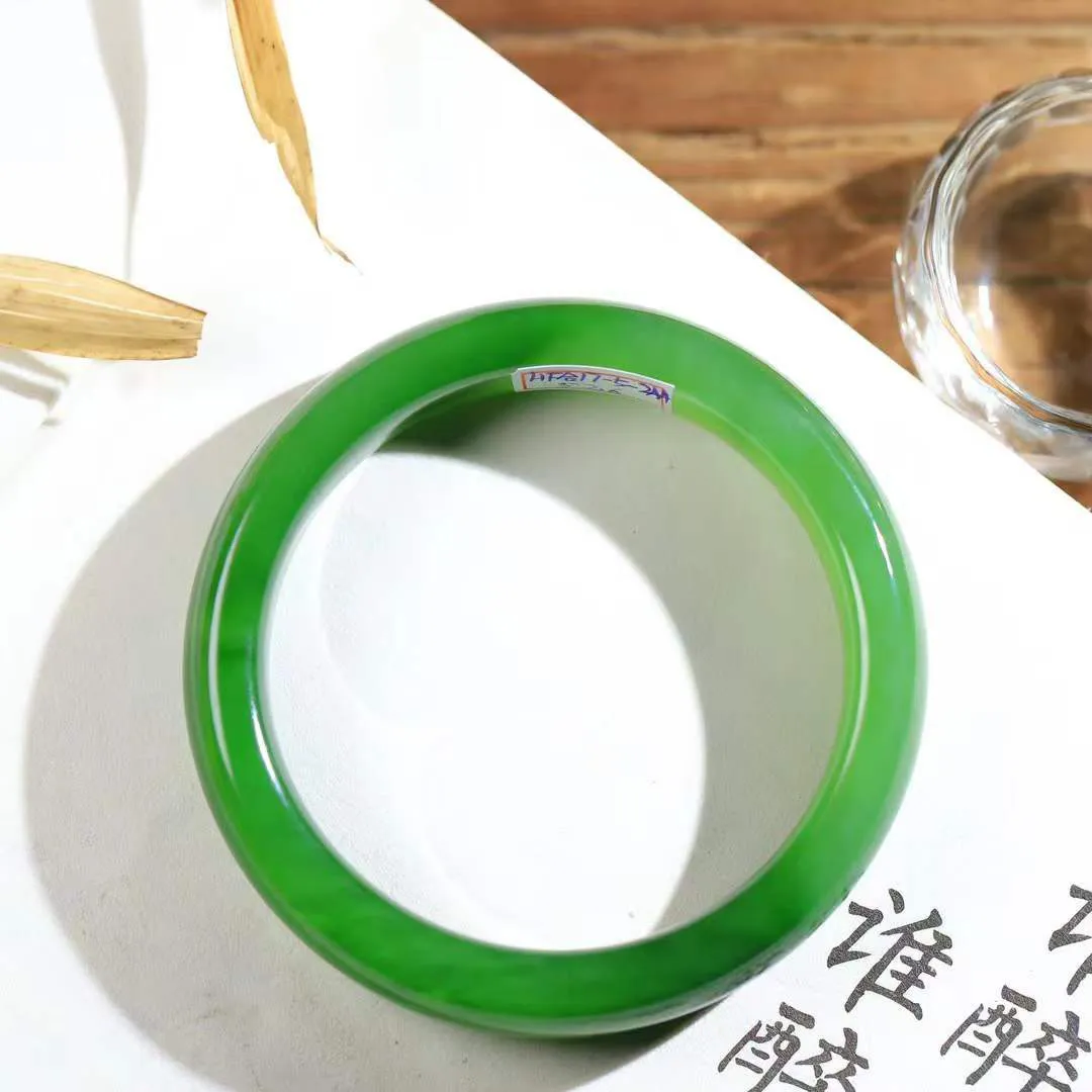 【倾心.手镯】

精品和田玉碧玉手镯 玉质温润细腻 油性十足 手感舒适，高华雅逸，线条流畅，简约大气