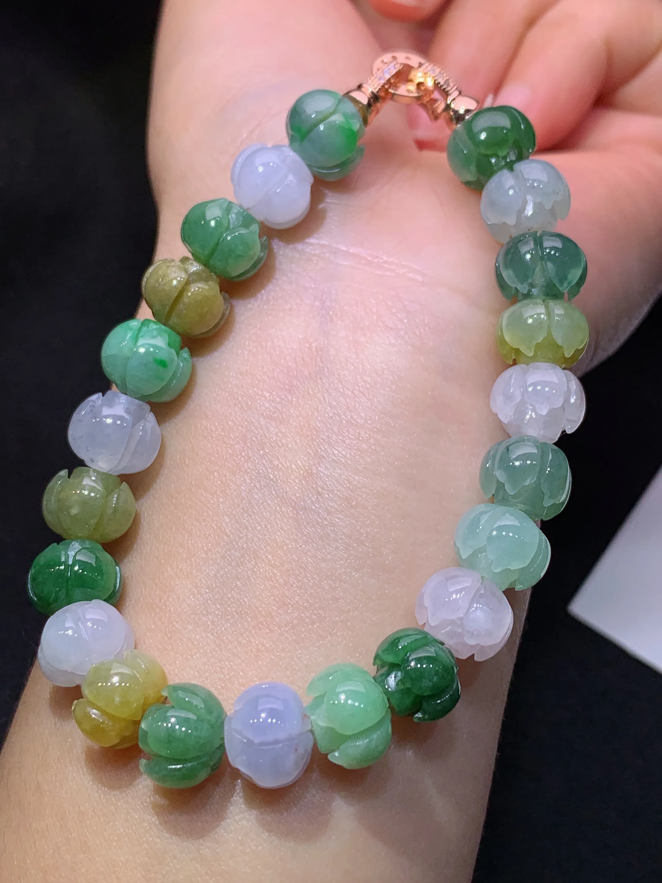 冰种多彩莲花手串，手链，冰润鲜艳，玉质细腻，种水足 整体尺寸10.2*8.3