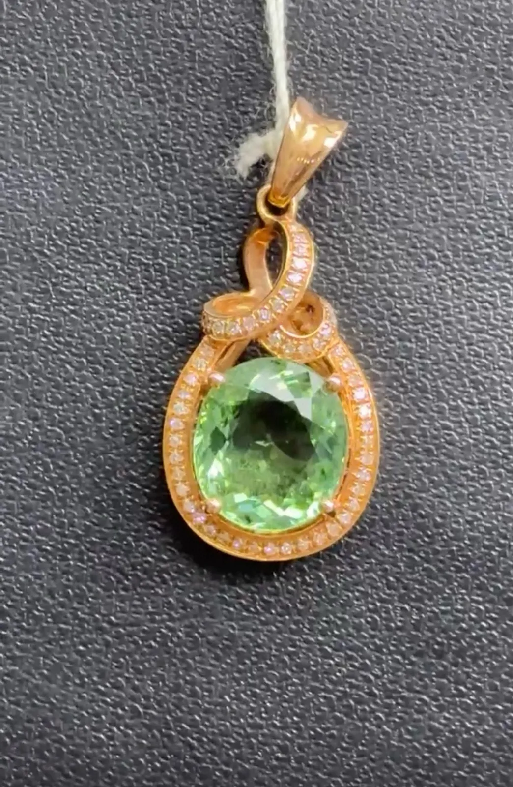 18k金钻石镶嵌天然苹果绿碧玺吊坠，尺寸24.5*11.5mm，重量2.4g
