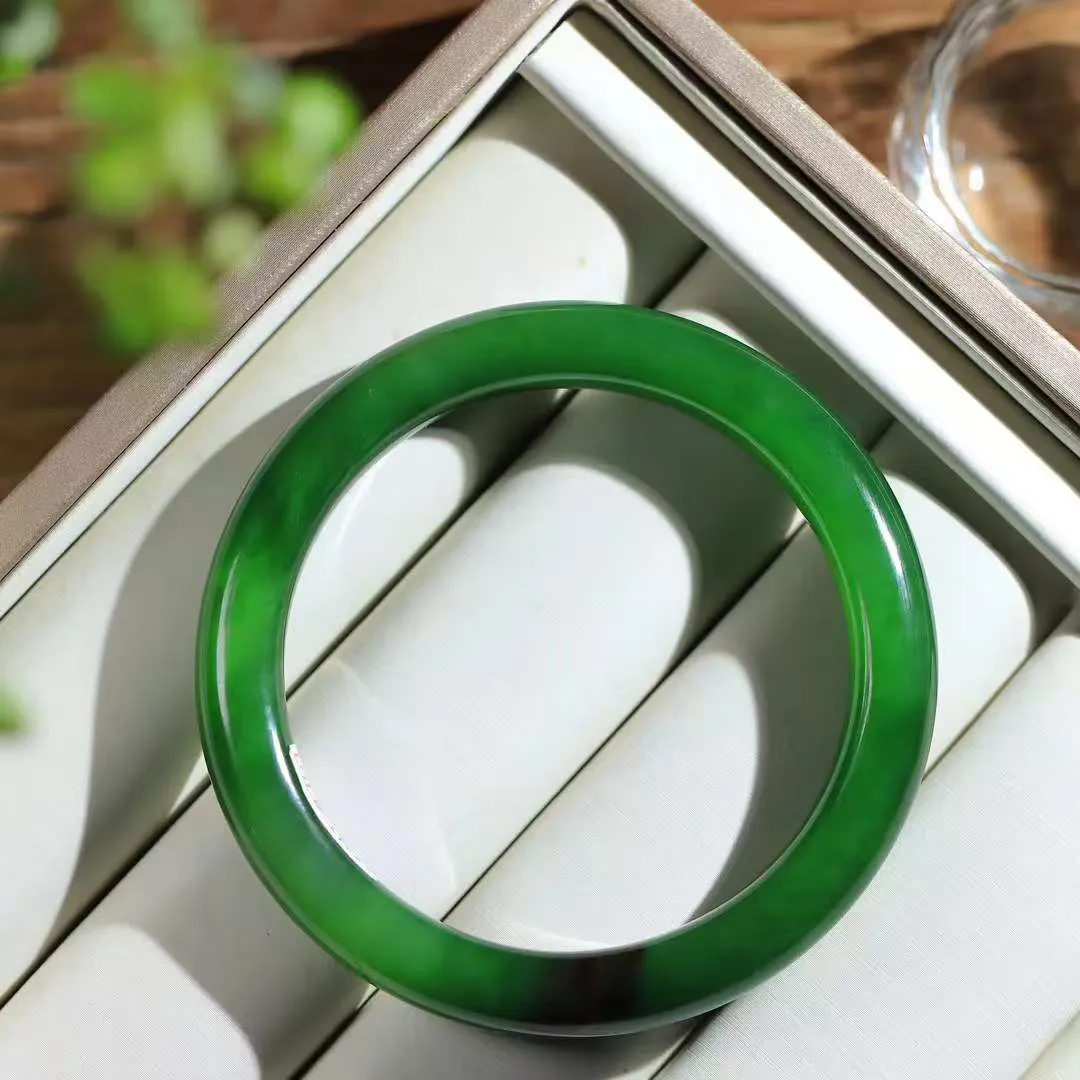 【诗情画意.手镯】

臻品和田玉碧玉手镯   细腻油脂,手感润滑。意韵飘渺，温雅细腻，工艺精湛，