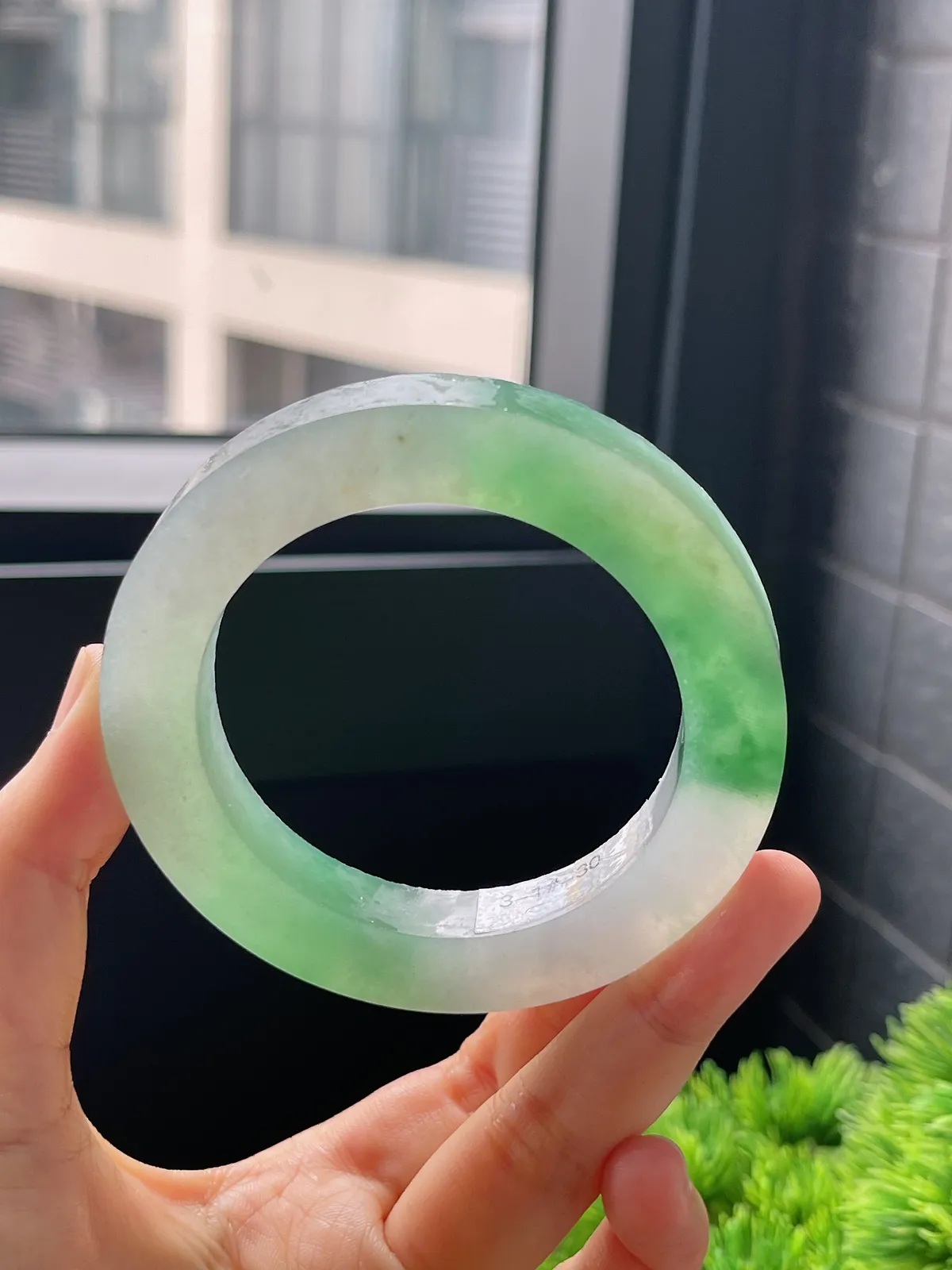 翡翠冰糯种飘绿毛坯，⭕️正圈最大做61，圆条最大做57；最小做55