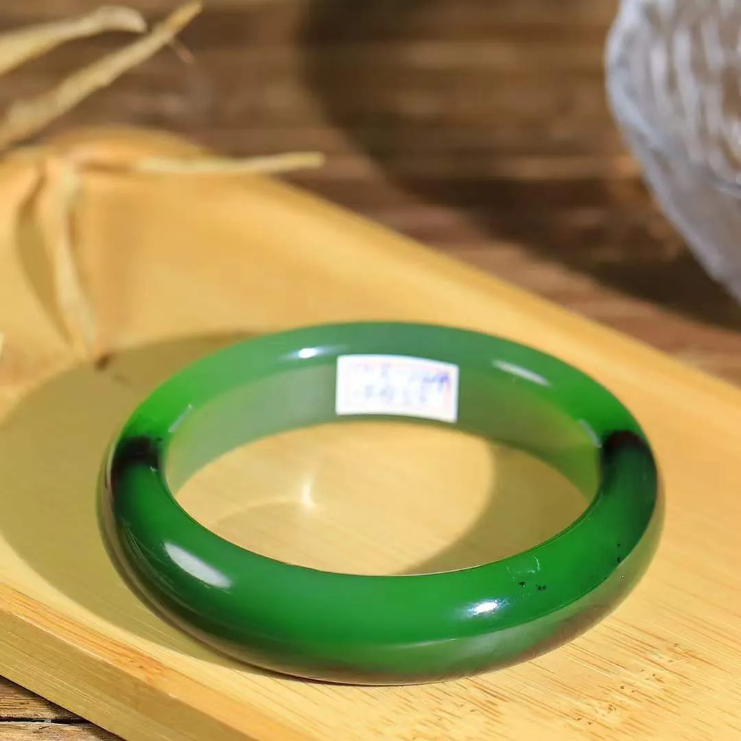 （柔情似水.手镯）

精品和田玉碧玉手镯，玉质温润细腻，镯型饱满圆润，优雅知性，姽婳于幽静兮，又婆