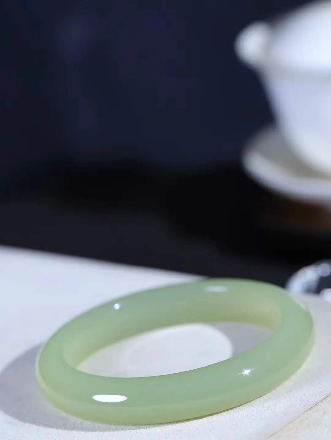 【岁月之韵.手镯】

精品和田玉晴水手镯，色泽淡雅如雨后初晴的天空，清新脱俗。手镯圆润饱满，寓意圆满和谐，承载着岁月的温柔与时光的沉淀。无论是日常佩戴还是珍藏，都是对美好生活的诗意表达。重50.5克  尺寸56-11.5-8.5mm  56152804L