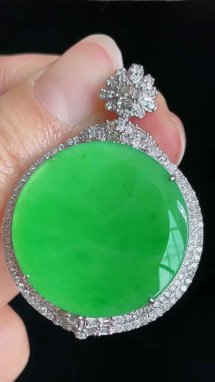 【翡翠名称】18K金镶钻冰阳绿平安无事圆牌吊坠
【翡翠尺寸】含金41.7/29.7/9mm
【翡翠描述】宝贝种老水足，玉质细腻，色泽靓丽，性价比高，佩戴效果好！
【其它赠送】权威证书/精美挂绳盒子/支持全国复检
