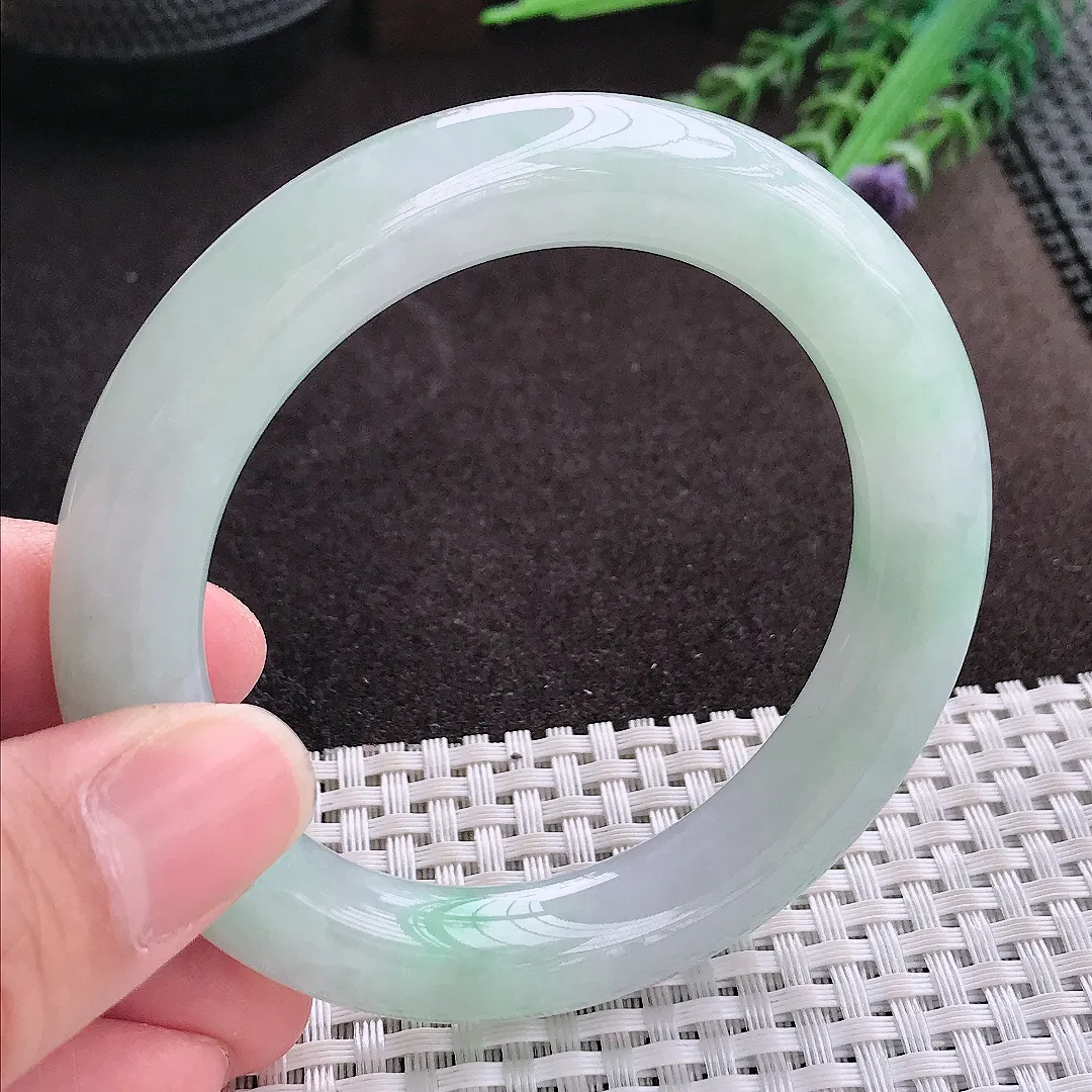 实拍A货翡翠55/11老坑冰胶水灵冰晴绿圆条手镯翡翠玉镯子平安镯