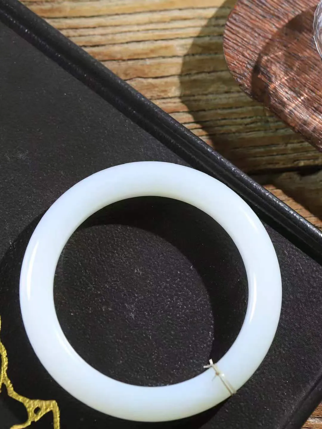 （一见倾心.手镯）

精品和田玉白玉手镯，玉质温润细腻 油性十足 手感舒适，高华雅逸，线条流畅，简约大气，美自天成，素雅高贵。佩戴于腕间，婉约之美，举手投足间透出那低调奢华。重63克  尺寸59-12-10mm  56142836A