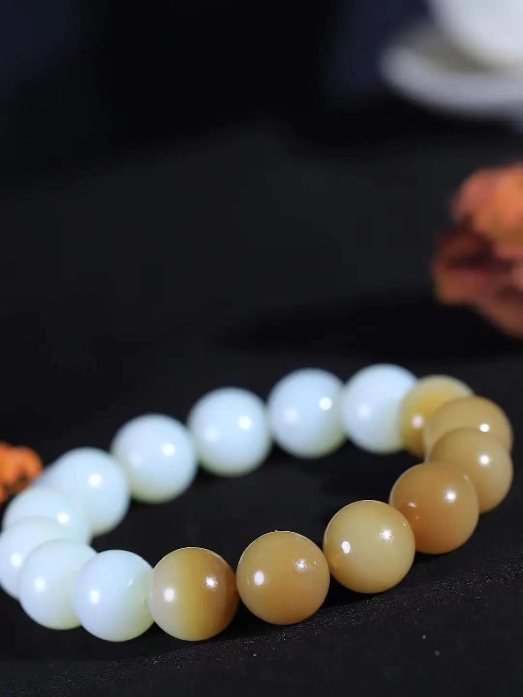 【珠圆玉润.手串】

精品和田玉糖白玉珠圆玉润手串 玉质温润细腻  整串打磨圆润，佩戴舒适。珠珠落玉盘，间关莺语花底滑，一生美好时光，无论身在何处，都有它相伴相守。事事顺遂，幸福美满，吉祥如意。重67.5克 尺寸取一14mm FDL-16102800