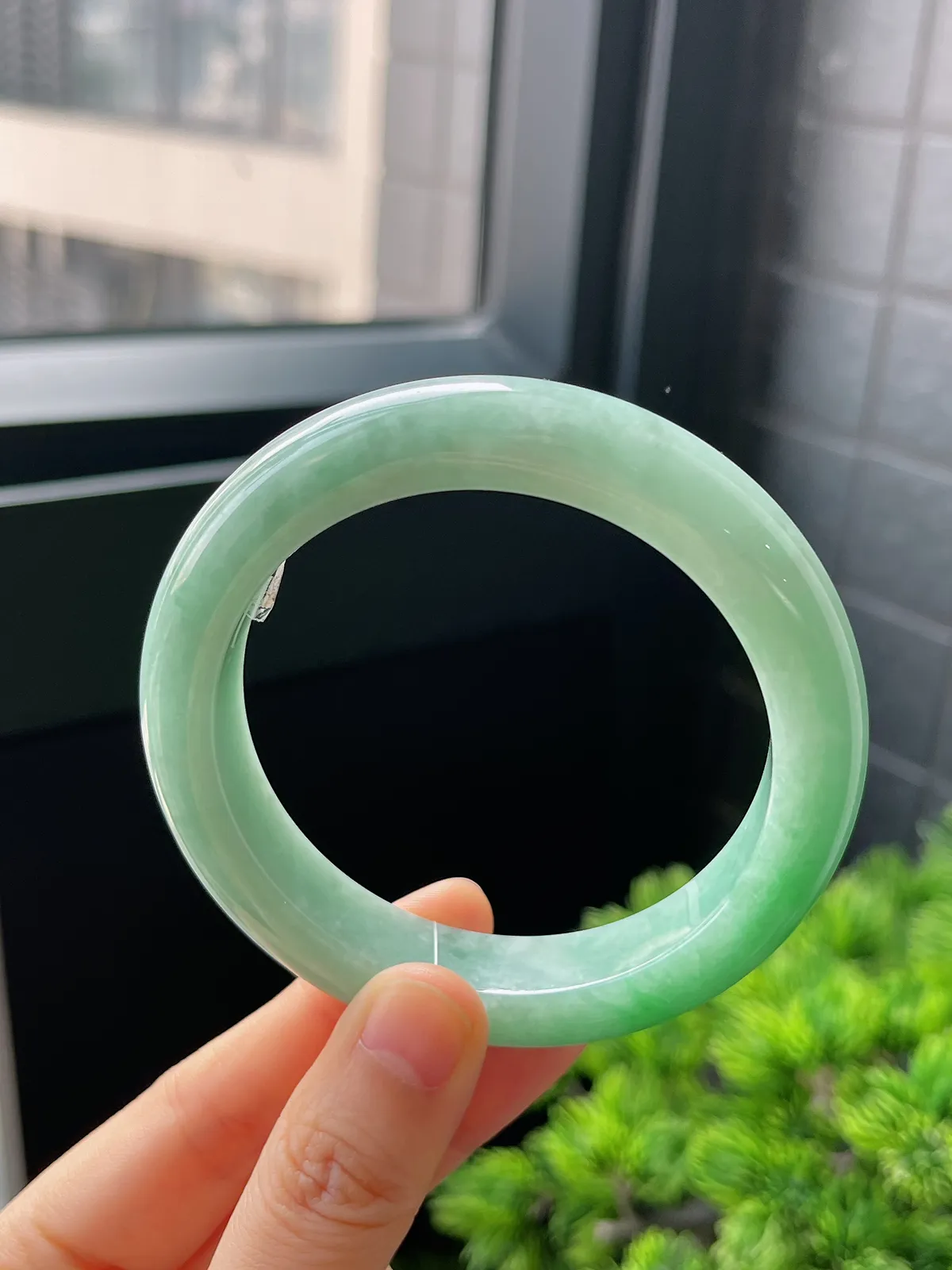 正圈57.7圈口，翡翠糯化种飘绿手镯