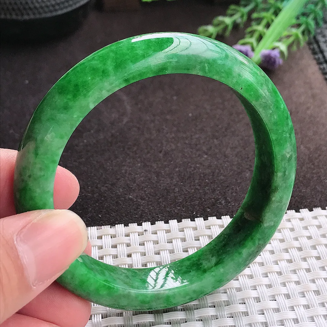 实拍A货翡翠56/13.4/8.5老坑精美辣阳绿满绿手镯翡翠玉镯子平安镯