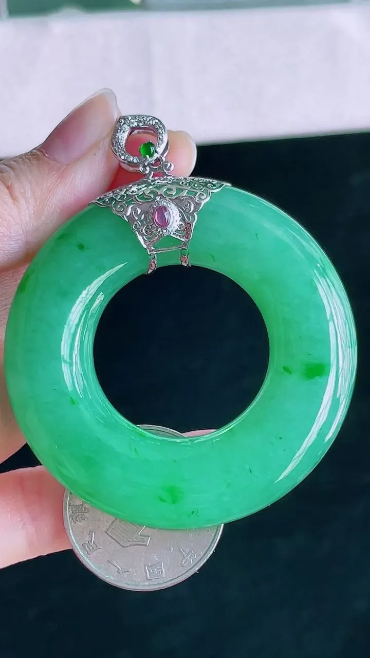 【翡翠名称】18K金镶钻冰阳绿平安环翡吊坠
【翡翠尺寸】裸石53.2/12.6mm
【翡翠描述】宝贝种老水足，玉质细腻，色泽靓丽，性价比高，佩戴效果好！
【其它赠送】权威证书/精美挂绳盒子/支持全国复检