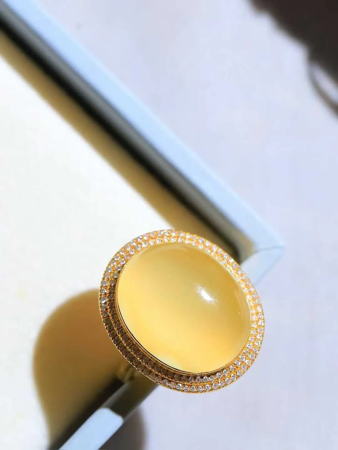 【金镶玉.戒指】

精品和田玉黄口猫眼18k金戒指 玉质细腻温润 油性十足 ，不论时光如何流转变化，这枚戒指始终闪耀着最初的光芒。精工镶嵌18K金 （保真金 可检测贵金属18K金） 重4.5克 内径16.8mm尺寸16.8-13.6mm 55142833T