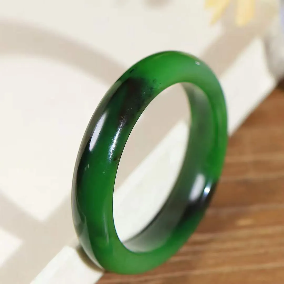 【婉约佳人.手镯】

臻品️和田玉碧玉手镯 玉质温润细腻 油性十足 手感舒适，高华雅逸，线条流畅，简约大气，美自天成，素雅高贵。佩戴于腕间，婉约之美，举手投足间透出那份低调奢华。重56克 内径54.5mm尺寸13.2-8.7mm 56302278YY