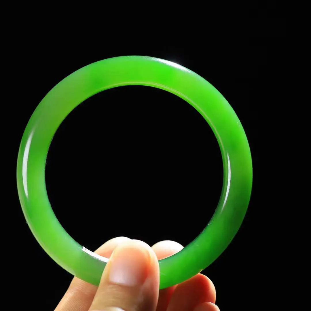 【腕间柔情.手镯】   

收藏级和田玉碧玉手镯 玉质温润细腻 油性十足 古朴秀雅 轻抚岁月的栏杆软香温玉，腕间玉镯轻轻晃动，令人情动心间，撷一缕月末的芬芳，把心思铺陈，时光静美，惟有你最温柔。重55.2克   尺寸58.5-11.3-9.2mm 17302278YY