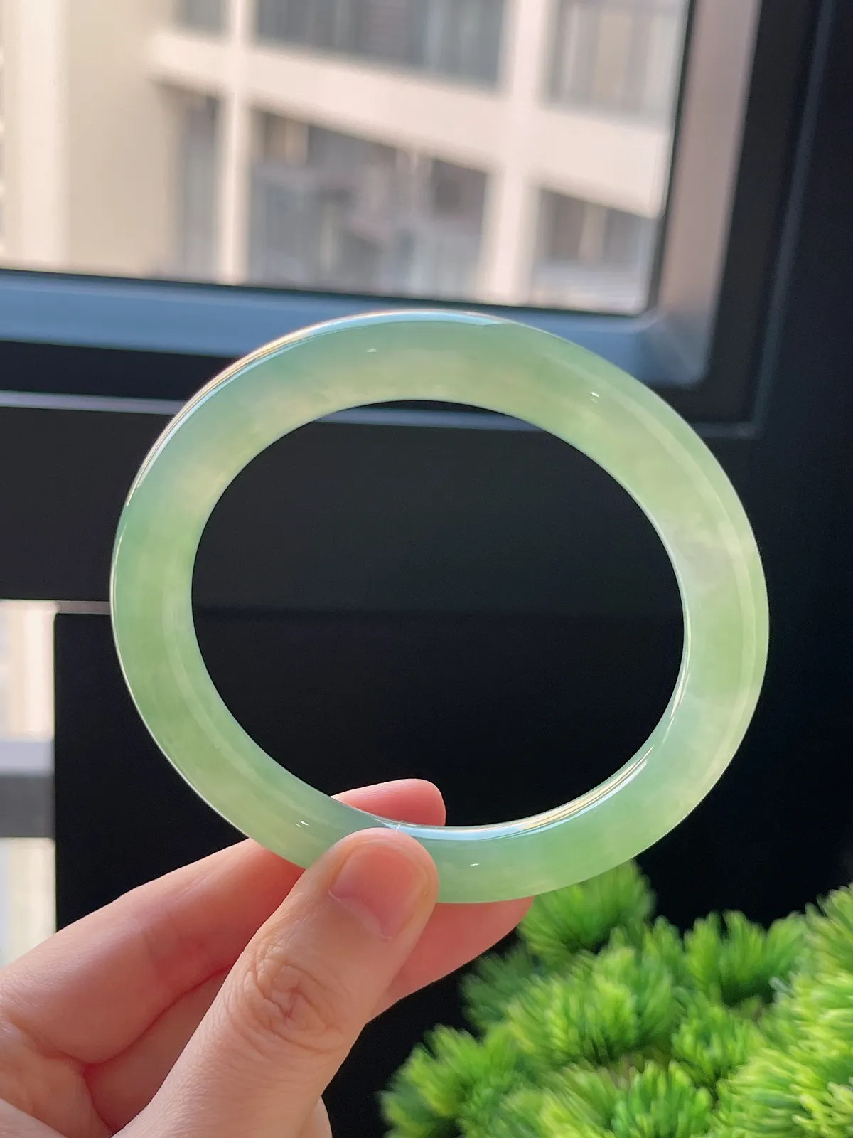 圆镯60圈口，翡翠冰糯种浅绿色手镯