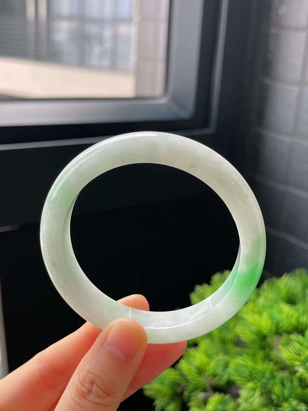 正圈56.5圈口，翡翠糯化种飘绿手镯