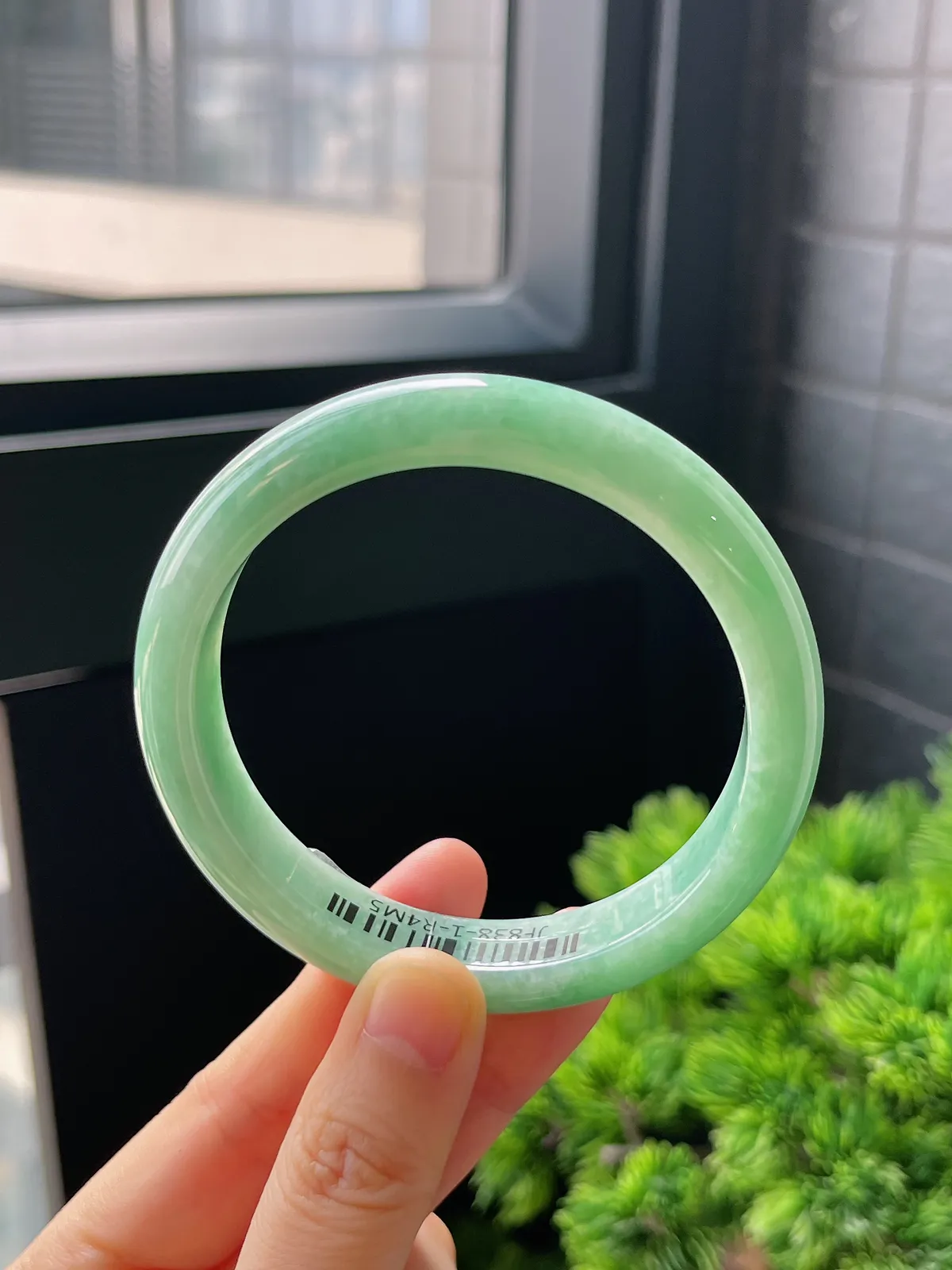 正圈59.2圈口，翡翠糯化种淡绿色手镯