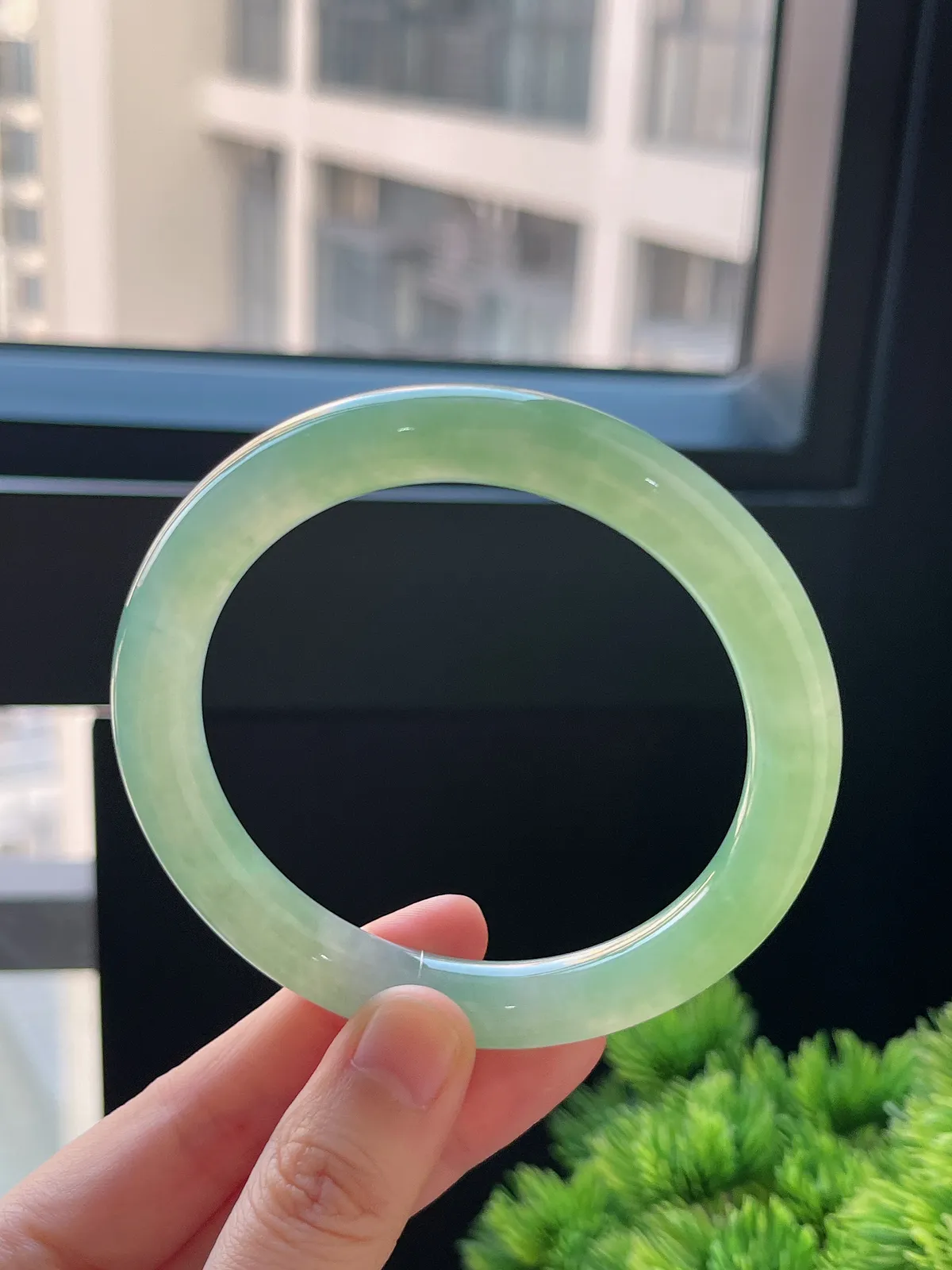 圆镯60圈口，翡翠冰糯种浅绿色手镯