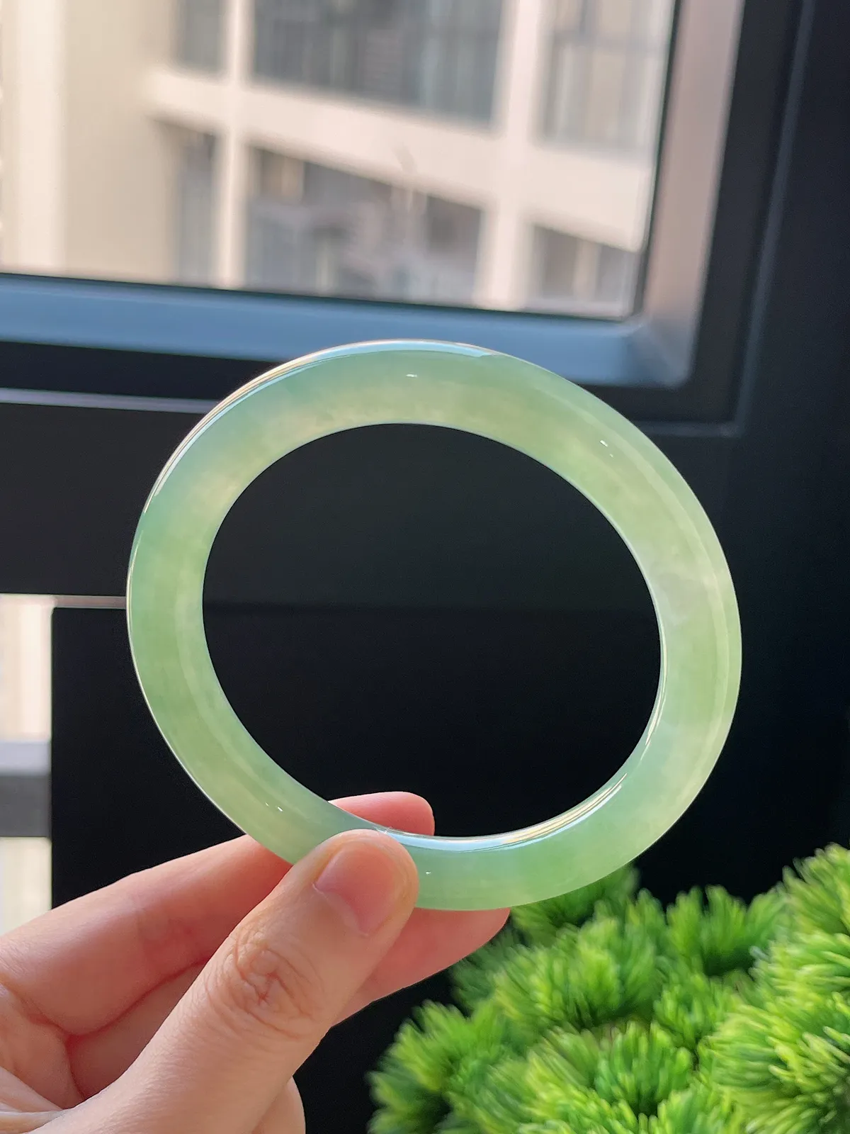 圆镯60圈口，翡翠冰糯种浅绿色手镯