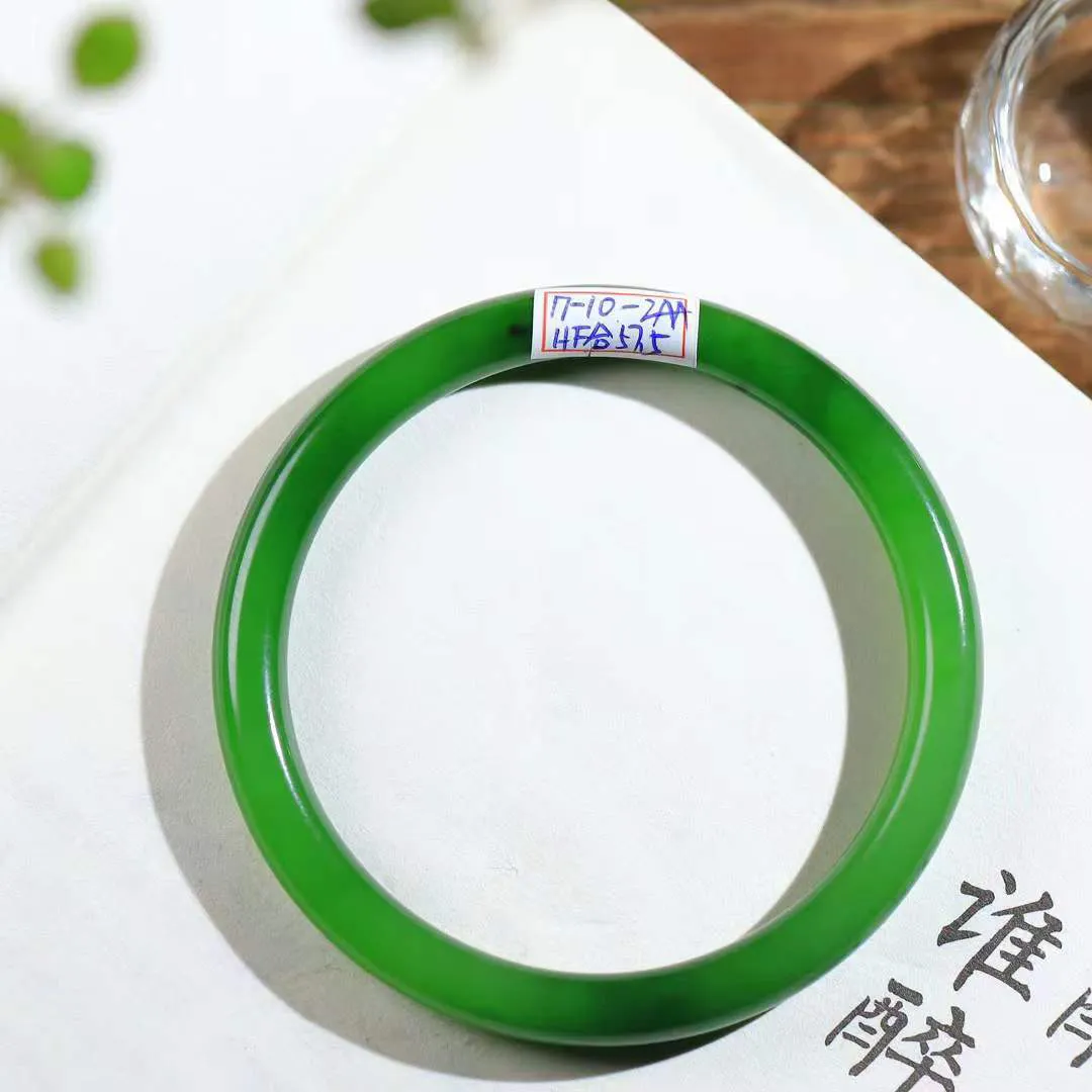 （柔情似水.手镯）

精品和田玉碧玉手镯，玉质温润细腻，镯型饱满圆润，优雅知性，姽婳于幽静兮，又婆