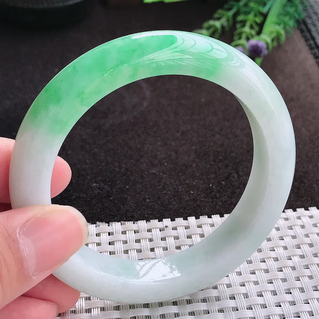 实拍A货翡翠57.8/12.5/9.6老坑精美飘绿手镯翡翠玉镯子平安镯