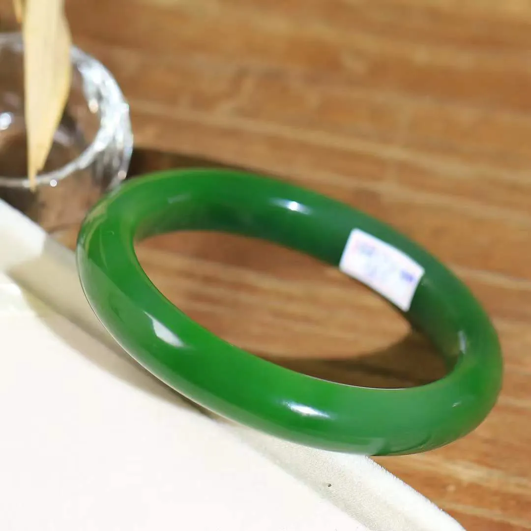 【腕间柔情.手镯】   

收藏级和田玉碧玉手镯 玉质温润细腻 油性十足 古朴秀雅 轻抚岁月的栏杆软香温玉，腕间玉镯轻轻晃动，令人情动心间，撷一缕月末的芬芳，把心思铺陈，时光静美，惟有你最温柔。重55.2克   尺寸58.5-11.3-9.2mm 17302278YY