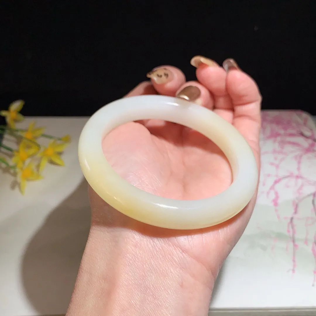 和田玉57圈且末糖手镯！玉质细腻油润 底色纯净  无裂无杂 脂粉好，品质高