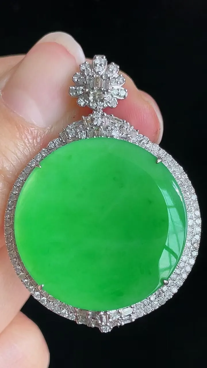 【翡翠名称】18K金镶钻冰阳绿平安无事圆牌吊坠
【翡翠尺寸】含金41.7/29.7/9mm
【翡翠描述】宝贝种老水足，玉质细腻，色泽靓丽，性价比高，佩戴效果好！
【其它赠送】权威证书/精美挂绳盒子/支持全国复检