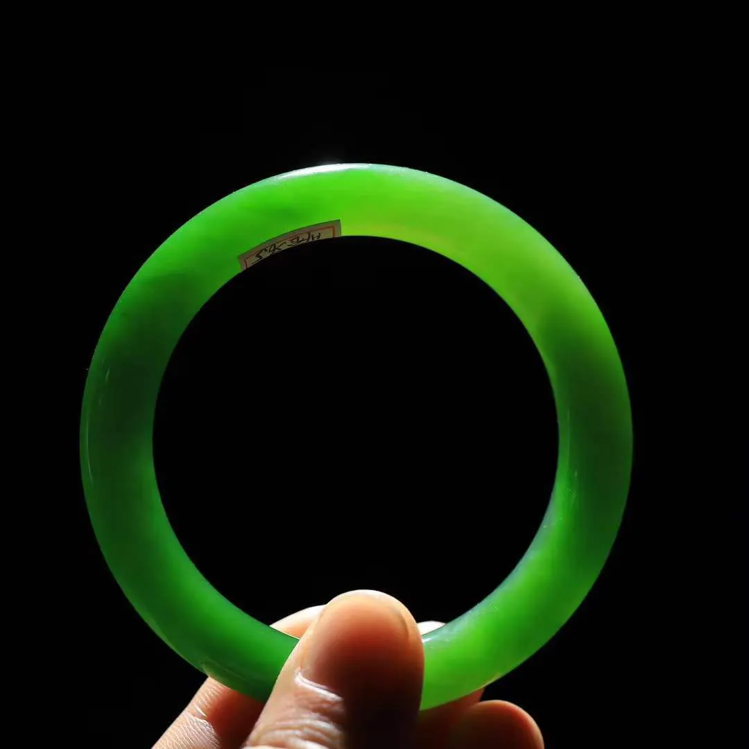 【婉约佳人.手镯】

臻品️和田玉碧玉手镯 玉质温润细腻 油性十足 手感舒适，高华雅逸，线条流畅，简约大气，美自天成，素雅高贵。佩戴于腕间，婉约之美，举手投足间透出那份低调奢华。重52克 内径56.6mm尺寸10.4-10mm 56302278YY