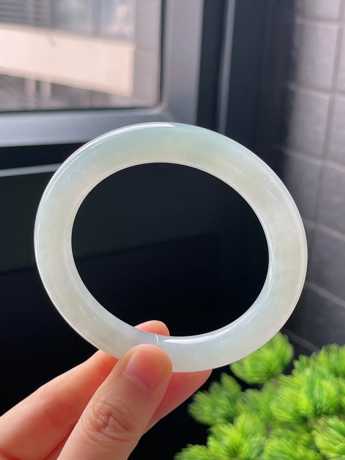 圆镯55.9圈口，翡翠冰糯种淡绿色手镯