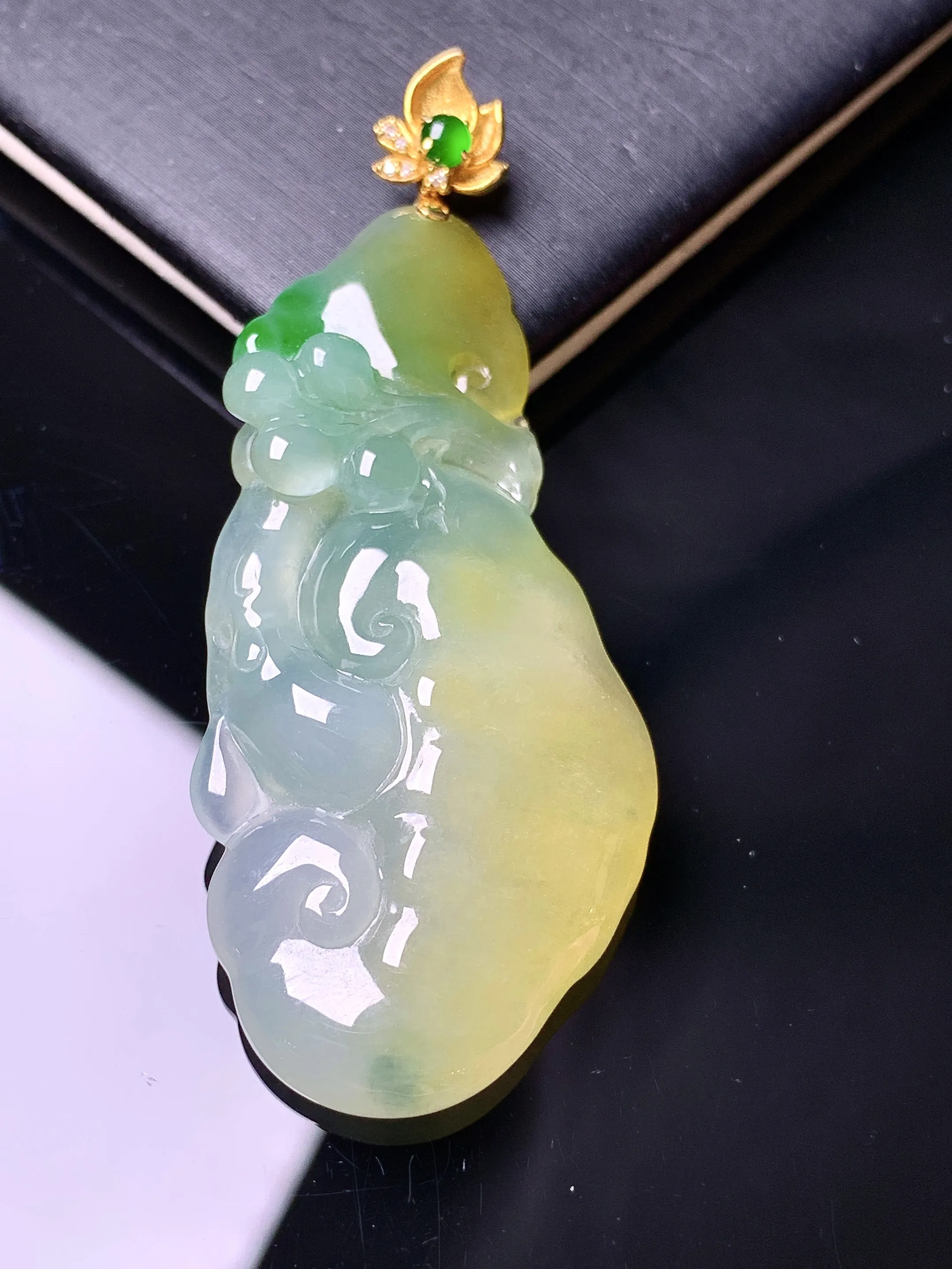 18k金镶嵌飘黄绿翡如意吊坠 玉质细腻 色泽清新艳丽 整体尺寸57.6*23*5.8