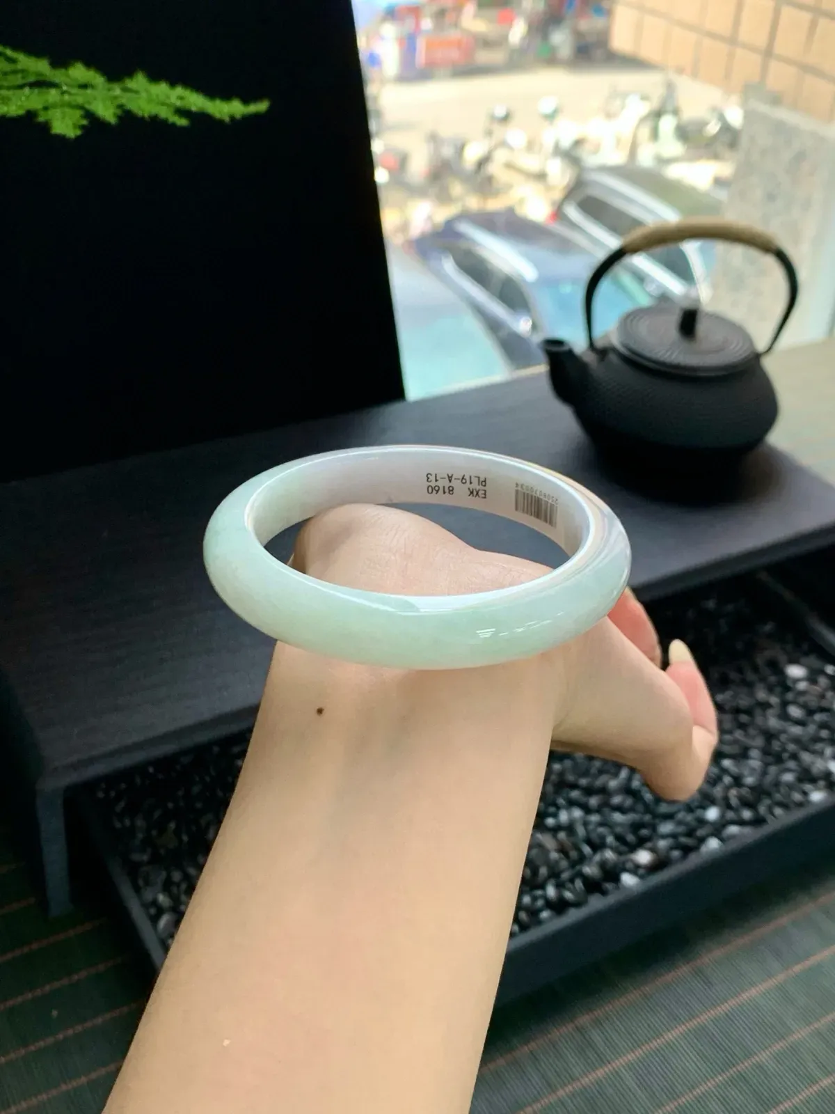 【甜果绿手镯】
清澈透亮，充满了生机，佩戴在手腕上仿佛置身于一片清爽的绿州之中，让人心旷神怡
【尺寸】60-12-9mm