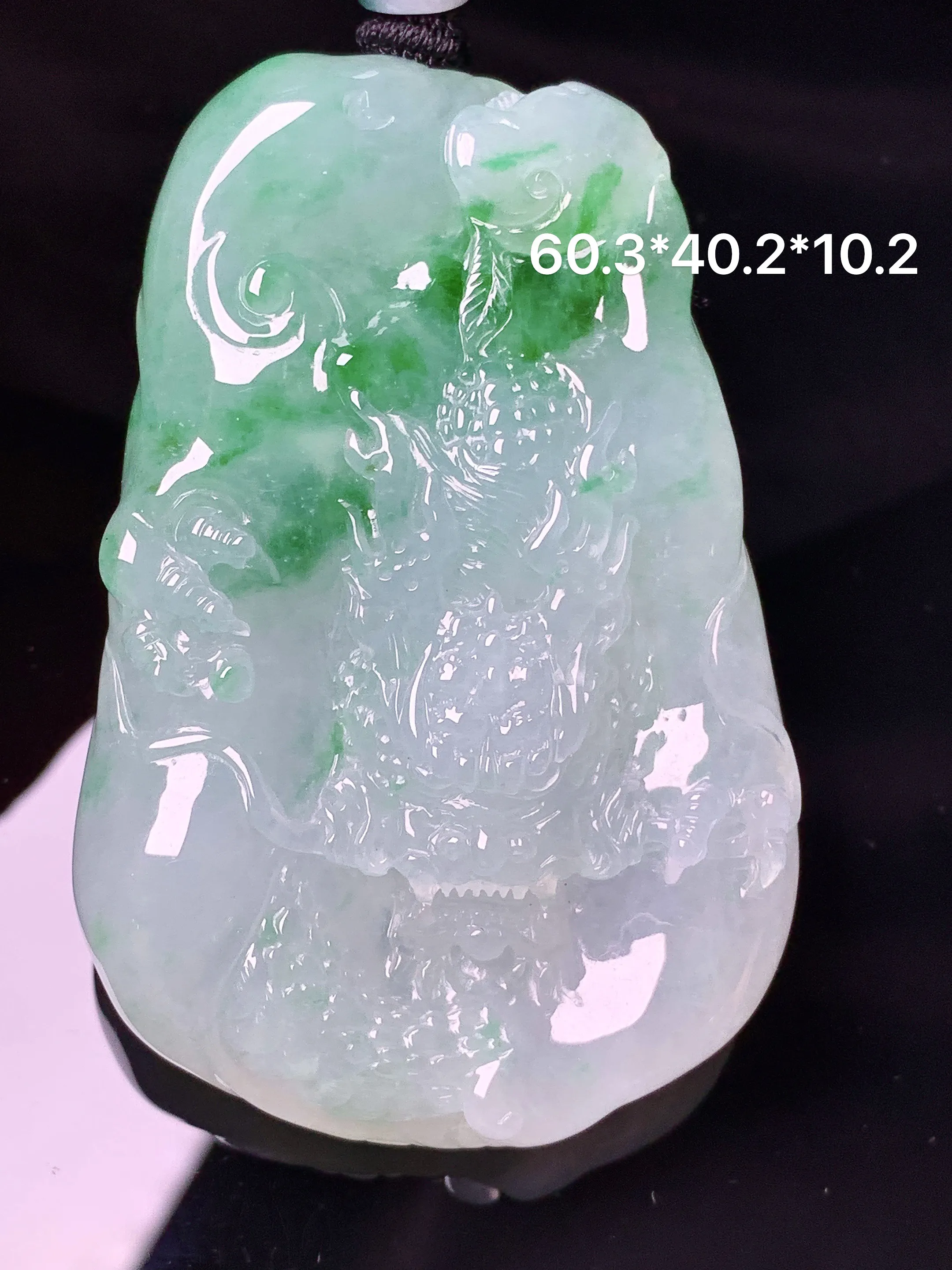 飘绿龙牌吊坠 玉质细腻 色泽清新艳丽 整体尺寸60.3*40.2*10.2