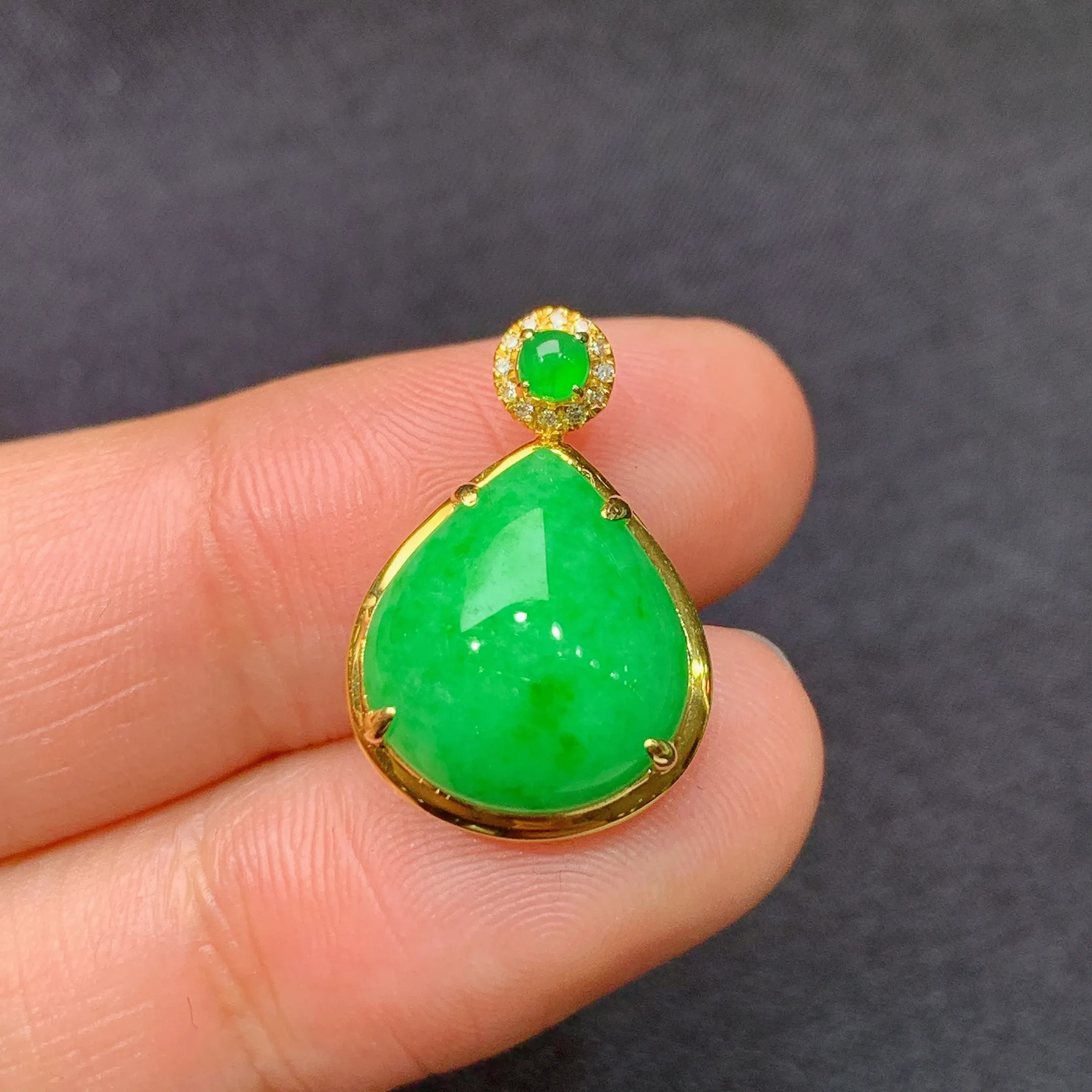 冰阳绿水滴吊坠，18k金镶嵌，冰润色阳，玉质细腻，种水足，整体尺寸 19.5*13*7.3