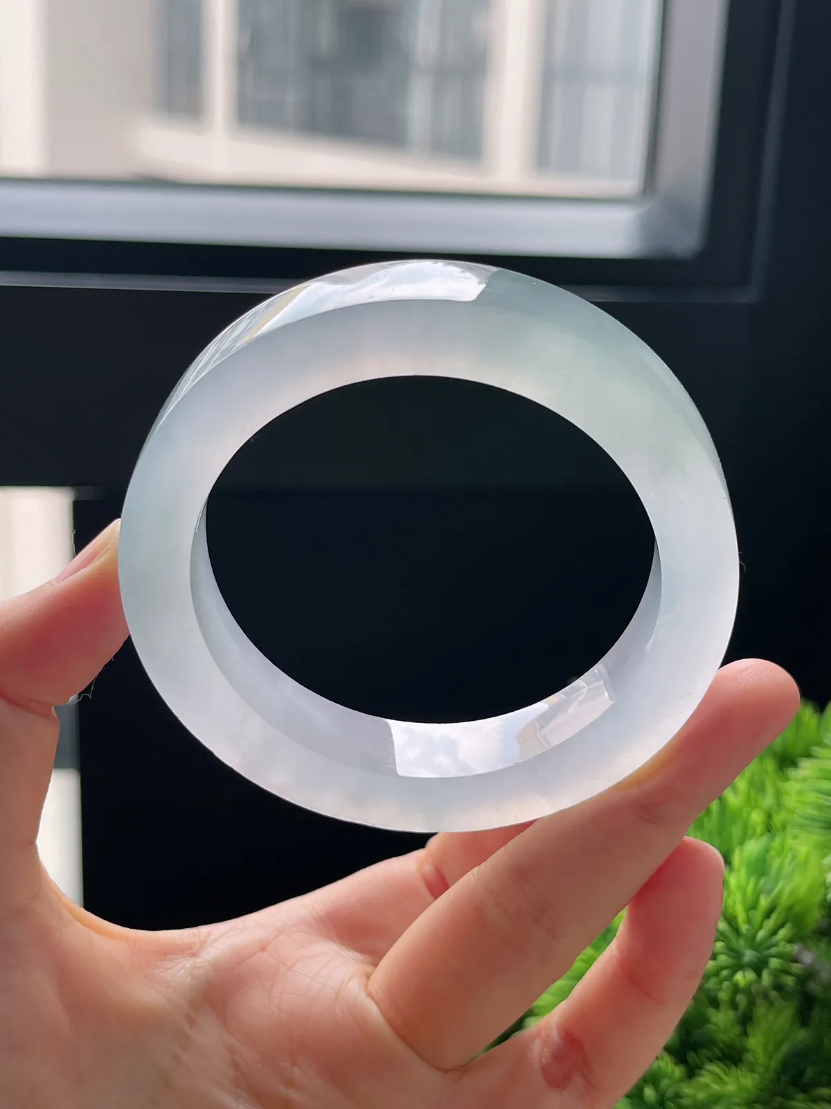 翡翠冰种淡绿色毛坯，⭕️正圈最大做57.7；最小做55.6