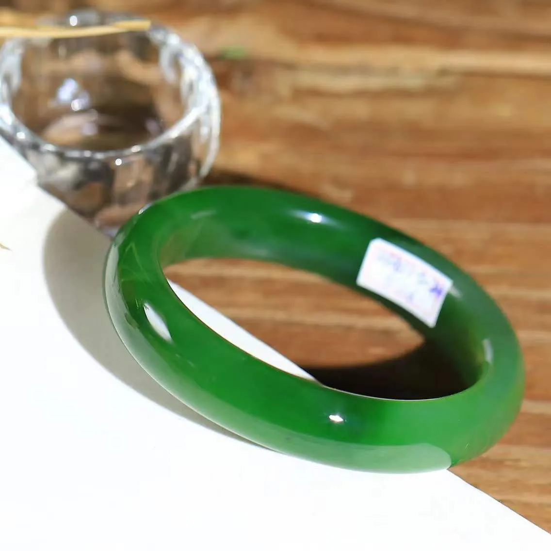 【倾心.手镯】

精品和田玉碧玉手镯 玉质温润细腻 油性十足 手感舒适，高华雅逸，线条流畅，简约大气，美自天成，素雅高贵。佩戴于腕间，婉约之美，举手投足间透出那份低调奢华。 重44.7克 内径52.7mm 尺寸12-7.7mm  78302278YY