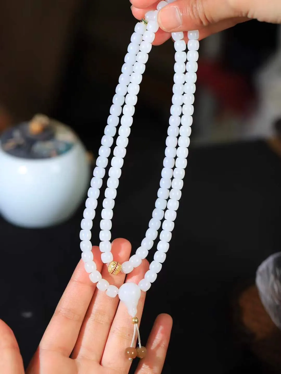 【链.108】

精品和田玉白玉直切珠108挂链 玉质温润细腻 油性十足 佩戴舒适。珠珠落玉盘，间关