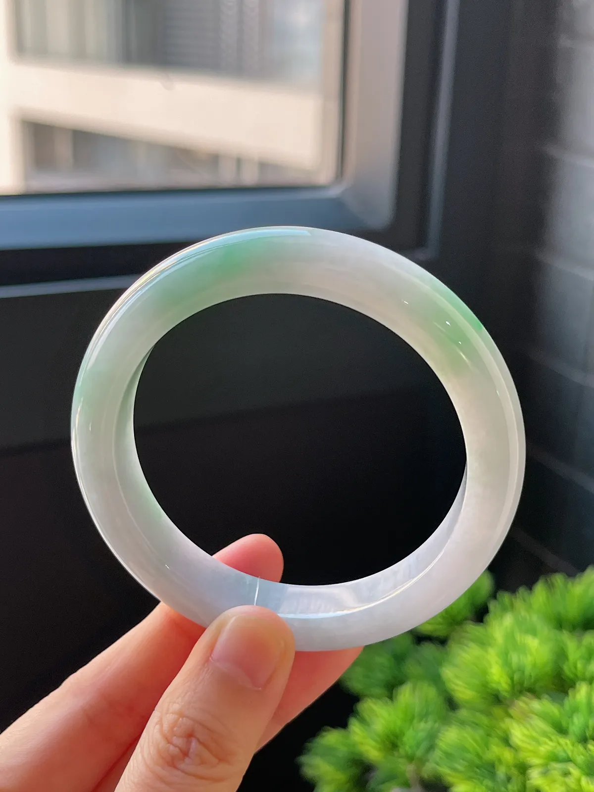 正圈55.6圈口，翡翠糯化种飘绿手镯