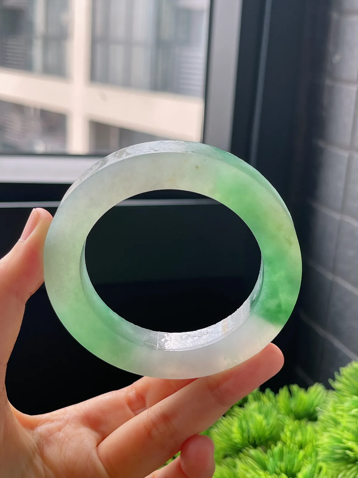 翡翠冰糯种飘绿毛坯，⭕️正圈最大做61，圆条最大做57；最小做55