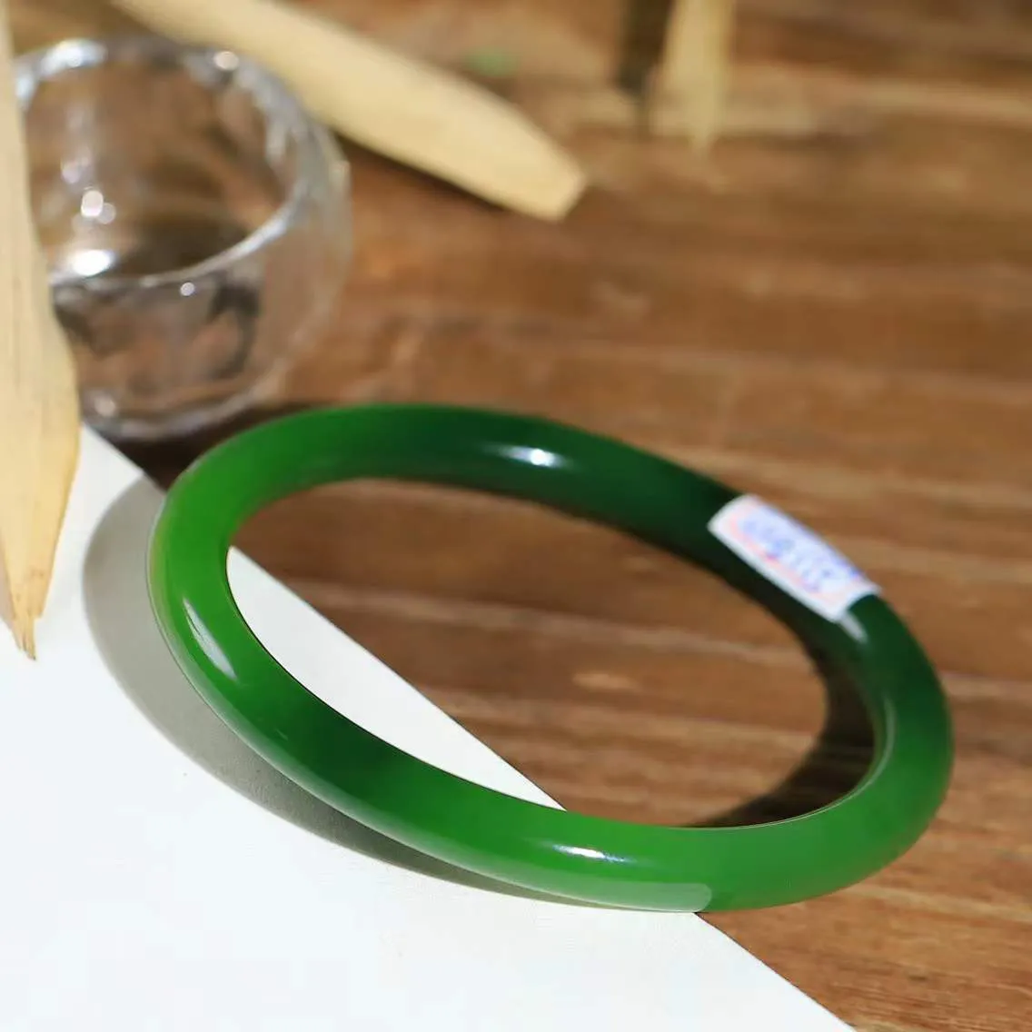 （柔情似水.手镯）

精品和田玉碧玉手镯，玉质温润细腻，镯型饱满圆润，优雅知性，姽婳于幽静兮，又婆娑乎人间，经典款型，古朴典雅。极具灵性，腕间风情，风姿卓越。 
重23克    内径57.3mm 尺寸7-7mm   78302278YY