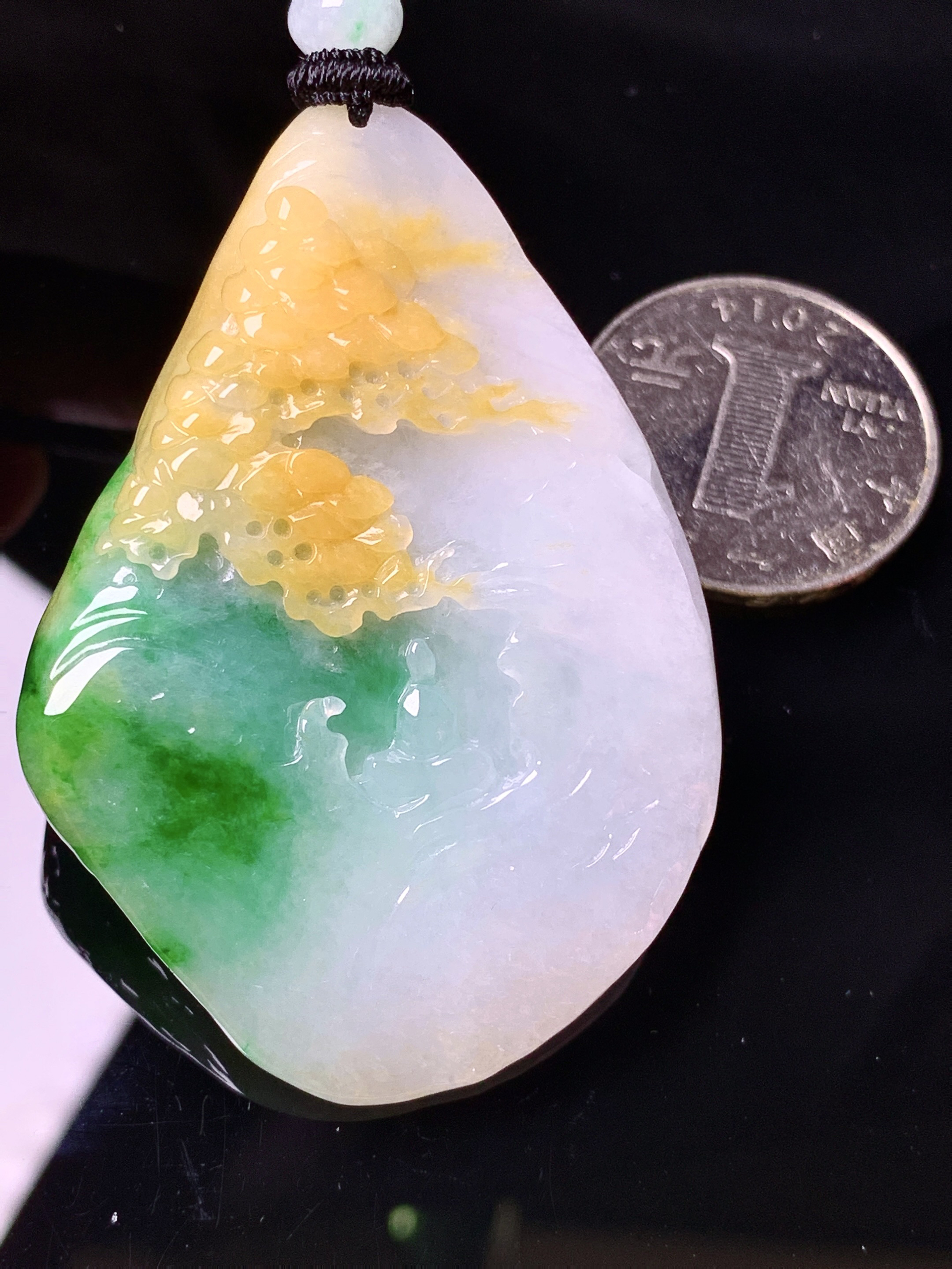飘黄绿翡悟道山水牌子吊坠 玉质细腻 色泽清新艳丽 整体尺寸57.8*39.5*6.5
