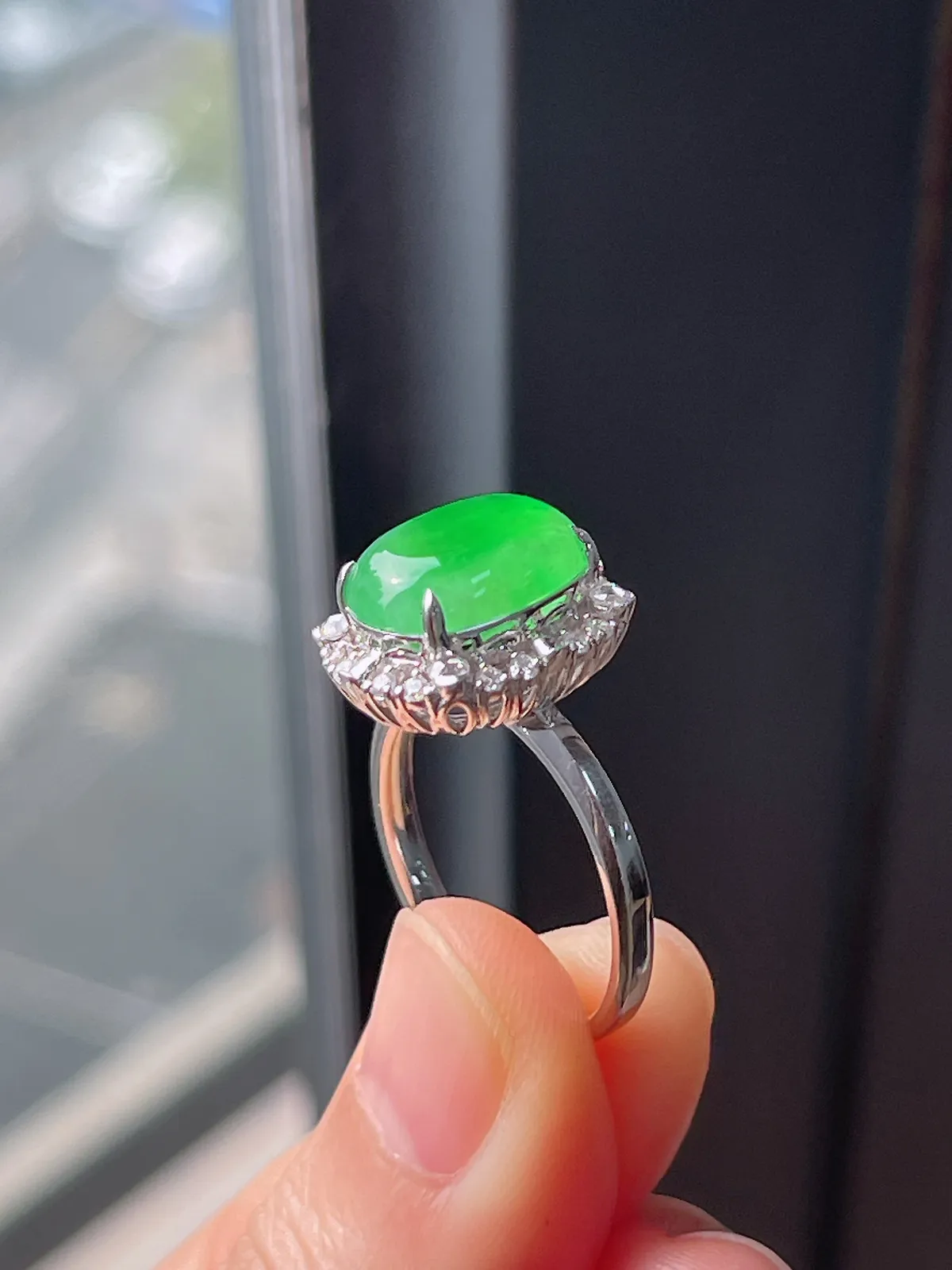 18k金伴钻石翡翠冰糯种绿色戒指